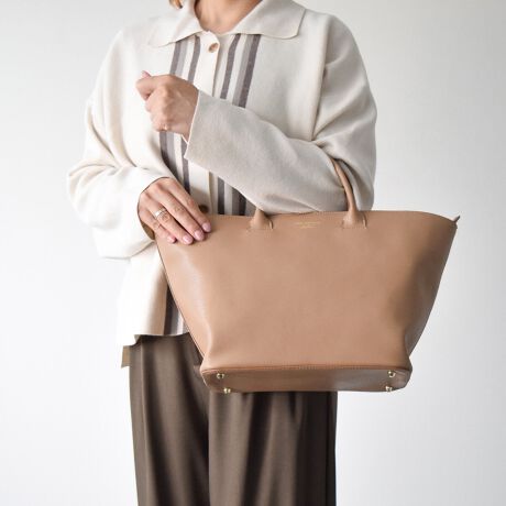 AEgbgi[^:Q46351]fUCi[Christian Villa (NX` B)ɂāA2013NɒãuhBt@bVƊEŒN|ꂽôƁAC^A̓`IȋZpɂ葽@\t@bViuȃU[obOĂĂ܂BA4t@Cm[gp\R܂TCYŒʋΗpƂĂ߂łBYߒɐLYꍇ܂B܂fނ̓A኱̐FACꂪꍇ܂A͑fނ̓ƂȂ܂B\߂BTCYZ(\L)͂܂ŖڈƂȂ܂B:28-42cm:25cm}`:16cm荂:9cmV_[Xgbv̒:96-110cmd:830g