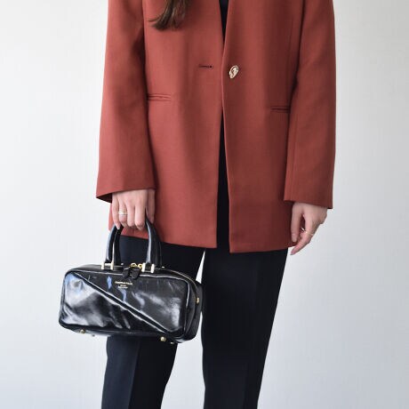 25N717AiύXv܂B[^:Q46482]fUCi[Christian Villa (NX` B)ɂāA2013NɒãuhBt@bVƊEŒN|ꂽôƁAC^A̓`IȋZpɂ葽@\t@bViuȃU[obOĂĂ܂B΂߂̐؂ւIȃnhobÓAVvȃfUCȂ̂ŁAg܂BYߒɐLYꍇ܂B܂fނ̓A኱̐FACꂪꍇ܂A͑fނ̓ƂȂ܂B\߂BTCYZ(\L)͂܂ŖڈƂȂ܂B:28cm:12cmobO}`:8cm̍:10.5cmV_[Xgbv̒:94-104cmd:370g