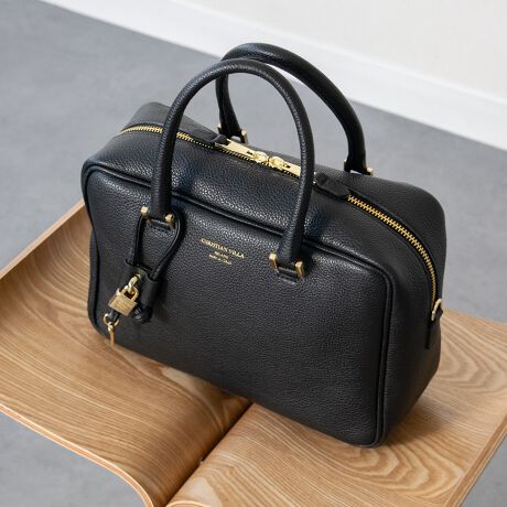 25N717AiύXv܂B[^:Q46486]fUCi[Christian Villa (NX` B)ɂāA2013NɒãuhBt@bVƊEŒN|ꂽôƁAC^A̓`IȋZpɂ葽@\t@bViuȃU[obOĂĂ܂Bx[VbNȃfUC̃{bNXVGbg̃nhobOłBYߒɐLYꍇ܂B܂fނ̓A኱̐FACꂪꍇ܂A͑fނ̓ƂȂ܂B\߂BBě̓ɂFČꍇ܂ B܂Aql̂gPCj^[X}[gtHʂȂǂ̊ɂFۂ̏iƈČꍇ܂BTCYZ(\L)͂܂ŖڈƂȂ܂B:27cm:18cm}`:10cm荂:12cmV_[Xgbv̒:106cmd:620g