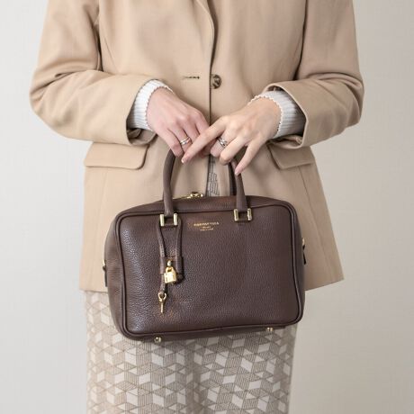 25N717AiύXv܂B[^:Q46486]fUCi[Christian Villa (NX` B)ɂāA2013NɒãuhBt@bVƊEŒN|ꂽôƁAC^A̓`IȋZpɂ葽@\t@bViuȃU[obOĂĂ܂Bx[VbNȃfUC̃{bNXVGbg̃nhobOłBYߒɐLYꍇ܂B܂fނ̓A኱̐FACꂪꍇ܂A͑fނ̓ƂȂ܂B\߂BBě̓ɂFČꍇ܂ B܂Aql̂gPCj^[X}[gtHʂȂǂ̊ɂFۂ̏iƈČꍇ܂BTCYZ(\L)͂܂ŖڈƂȂ܂B:27cm:18cm}`:10cm荂:12cmV_[Xgbv̒:106cmd:620g