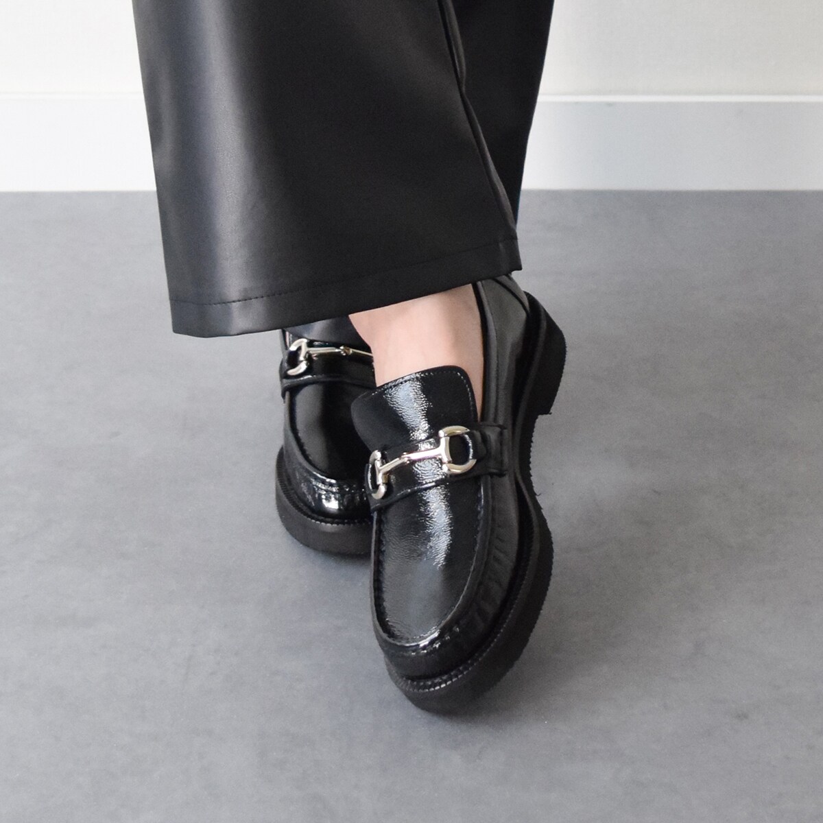 PASCUCCI】ラウンドトウメタルバックルローファー