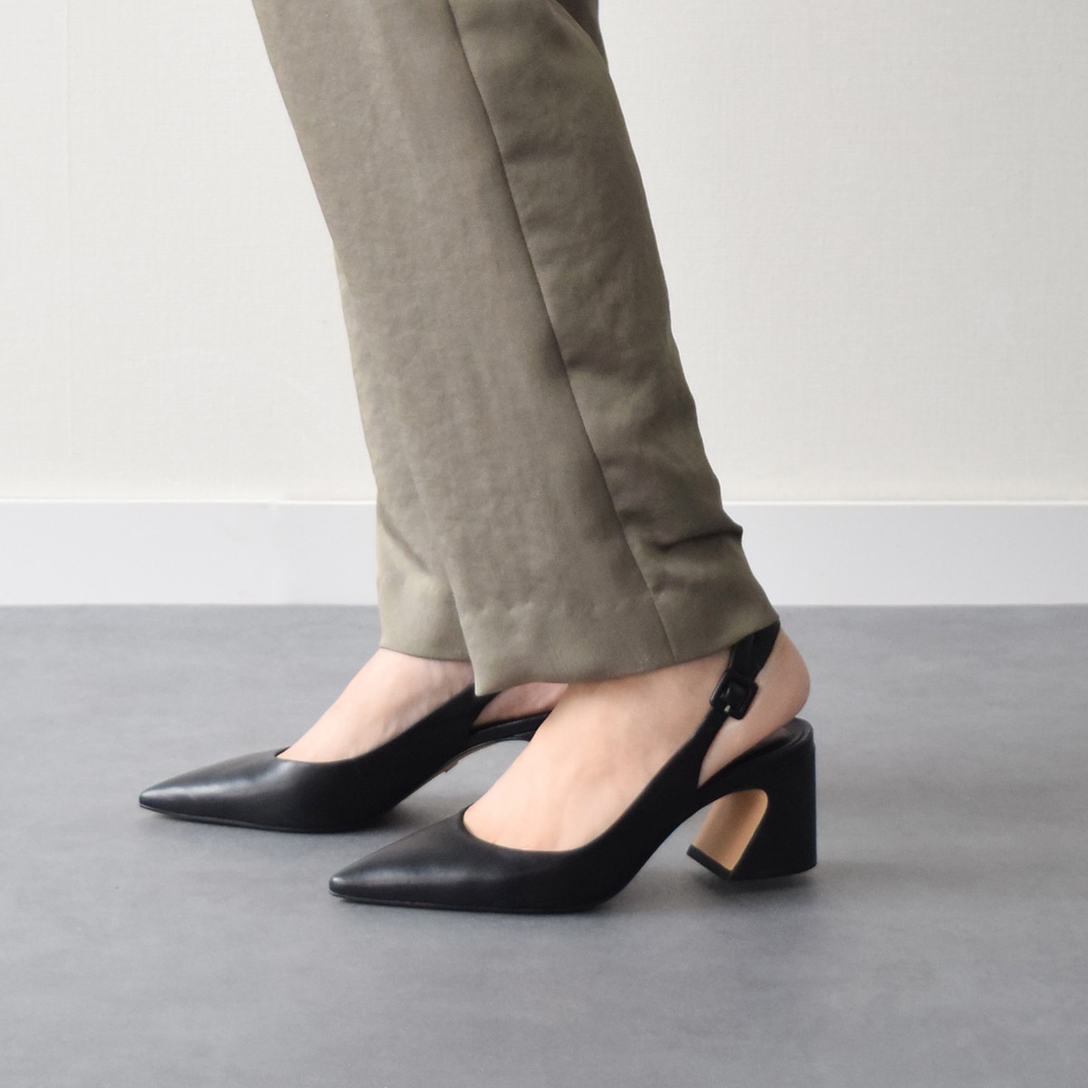 CARRANO◇6cmヒール◇ポインテッドバックストラップパンプス