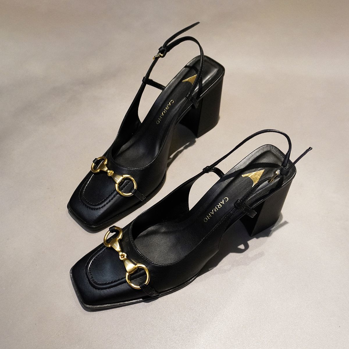 CARRANO◇7.7cmヒール◇ホースビットバックストラップパンプス