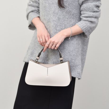 [^:Q56411]2002NC^AAAubcHBɂđnƂꂽuhAXebBfUCAp^[At@ubNAD܂œOꂵMade in italyɂA_ŃX^CbVȃtHɃtF~jȗvfꂽfUC͉B𒆐SɂƂĂlC܂BVvłȂVJbg̊JIȃU[RrnhobOłBYߒɐLYꍇ܂B܂fނ̓A኱̐FACꂪꍇ܂A͑fނ̓ƂȂ܂BBě̓ɂFČꍇ܂ B܂Aql̂gPCj^[X}[gtHʂȂǂ̊ɂFۂ̏iƈČꍇ܂B\߂BTCYZ(\L)͂܂ŖڈƂȂ܂B:24-28cm:11.5-15cm}`:11cm荂:11.5cmV_[Xgbv̒:87-115cmd:490g