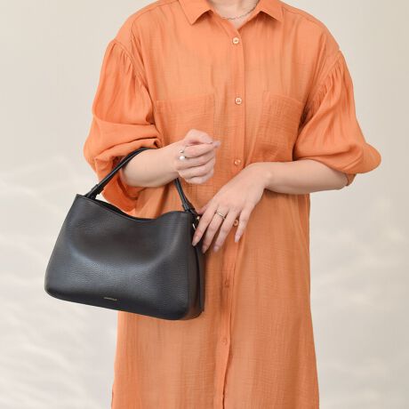 [^:Q56412]2002NC^AAAubcHBɂđnƂꂽuhAXebBfUCAp^[At@ubNAD܂œOꂵMade in italyɂA_ŃX^CbVȃtHɃtF~jȗvfꂽfUC͉B𒆐SɂƂĂlC܂BVvȃfUC̃U[nhobO̓ghɍEꂸg܂BYߒɐLYꍇ܂B܂fނ̓A኱̐FACꂪꍇ܂A͑fނ̓ƂȂ܂BBě̓ɂFČꍇ܂ B܂Aql̂gPCj^[X}[gtHʂȂǂ̊ɂFۂ̏iƈČꍇ܂B\߂BTCYZ(\L)͂܂ŖڈƂȂ܂B:23-27.5cm:19cm}`:11.5cm荂:12cmV_[Xgbv̒:82-110cmd:670g