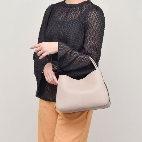 [^:Q56412]2002NC^AAAubcHBɂđnƂꂽuhAXebBfUCAp^[At@ubNAD܂œOꂵMade in italyɂA_ŃX^CbVȃtHɃtF~jȗvfꂽfUC͉B𒆐SɂƂĂlC܂BVvȃfUC̃U[nhobO̓ghɍEꂸg܂BYߒɐLYꍇ܂B܂fނ̓A኱̐FACꂪꍇ܂A͑fނ̓ƂȂ܂BBě̓ɂFČꍇ܂ B܂Aql̂gPCj^[X}[gtHʂȂǂ̊ɂFۂ̏iƈČꍇ܂B\߂BTCYZ(\L)͂܂ŖڈƂȂ܂B:23-27.5cm:19cm}`:11.5cm荂:12cmV_[Xgbv̒:82-110cmd:670g