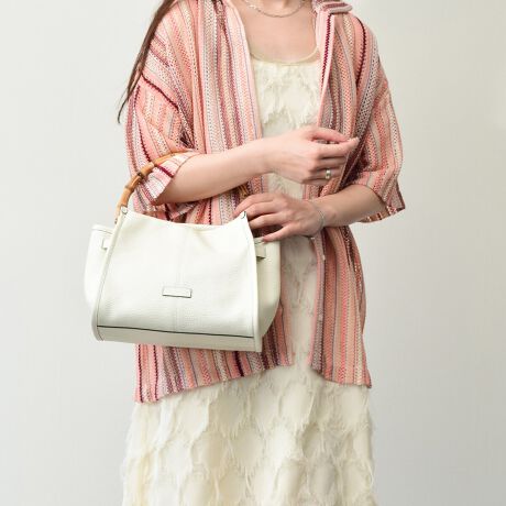 [^:Q56414]2002NC^AAAubcHBɂđnƂꂽuhAXebBfUCAp^[At@ubNAD܂œOꂵMade in italyɂA_ŃX^CbVȃtHɃtF~jȗvfꂽfUC͉B𒆐SɂƂĂlC܂Bou[nhtĂ炵ۂ̃\tgU[nhobOłBXgbvtBYߒɐLYꍇ܂B܂fނ̓A኱̐FACꂪꍇ܂A͑fނ̓ƂȂ܂BBě̓ɂFČꍇ܂ B܂Aql̂gPCj^[X}[gtHʂȂǂ̊ɂFۂ̏iƈČꍇ܂B\߂BTCYZ(\L)͂܂ŖڈƂȂ܂B:26.5-30cm:20cm}`:13cm荂:11cmV_[Xgbv̒:82-110cmd:560g