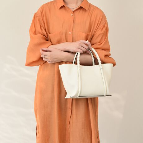 [^:Q56430]2002NC^AAAubcHBɂđnƂꂽuhAXebBfUCAp^[At@ubNAD܂œOꂵMade in italyɂA_ŃX^CbVȃtHɃtF~jȗvfꂽfUC͉B𒆐SɂƂĂlC܂BVvȃfUC̃U[nhobO̓ghɍEꂸg܂BYߒɐLYꍇ܂B܂fނ̓A኱̐FACꂪꍇ܂A͑fނ̓ƂȂ܂BBě̓ɂFČꍇ܂ B܂Aql̂gPCj^[X}[gtHʂȂǂ̊ɂFۂ̏iƈČꍇ܂B\߂BTCYZ(\L)͂܂ŖڈƂȂ܂B:25-33cm:18cm}`:12cm荂:10cmV_[Xgbv̒:85-115cmd:560g