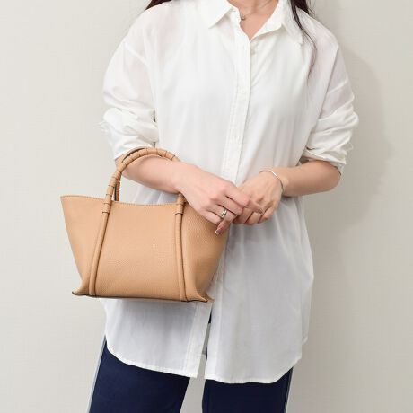 [^:Q56430]2002NC^AAAubcHBɂđnƂꂽuhAXebBfUCAp^[At@ubNAD܂œOꂵMade in italyɂA_ŃX^CbVȃtHɃtF~jȗvfꂽfUC͉B𒆐SɂƂĂlC܂BVvȃfUC̃U[nhobO̓ghɍEꂸg܂BYߒɐLYꍇ܂B܂fނ̓A኱̐FACꂪꍇ܂A͑fނ̓ƂȂ܂BBě̓ɂFČꍇ܂ B܂Aql̂gPCj^[X}[gtHʂȂǂ̊ɂFۂ̏iƈČꍇ܂B\߂BTCYZ(\L)͂܂ŖڈƂȂ܂B:25-33cm:18cm}`:12cm荂:10cmV_[Xgbv̒:85-115cmd:560g