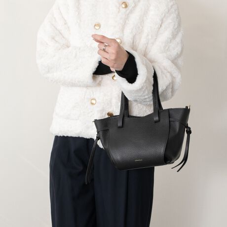 [^:Q56504]2002NC^AAAubcHBɂđnƂꂽuhAXebBfUCAp^[At@ubNAD܂œOꂵMade in italyɂA_ŃX^CbVȃtHɃtF~jȗvfꂽfUC͉B𒆐SɂƂĂlC܂BU[gplۂۂ̃~jg[gobÓAJɃt@Xi[ŜdlƂȂĂ܂BXgbvtBYߒɐLYꍇ܂B܂fނ̓A኱̐FACꂪꍇ܂A͑fނ̓ƂȂ܂BBě̓ɂFČꍇ܂ B܂Aql̂gPCj^[X}[gtHʂȂǂ̊ɂFۂ̏iƈČꍇ܂B\߂BTCYZ(\L)͂܂ŖڈƂȂ܂B:19-29cm:17cm}`:13cm荂:18cmV_[Xgbv̒:92-121cmd:480g