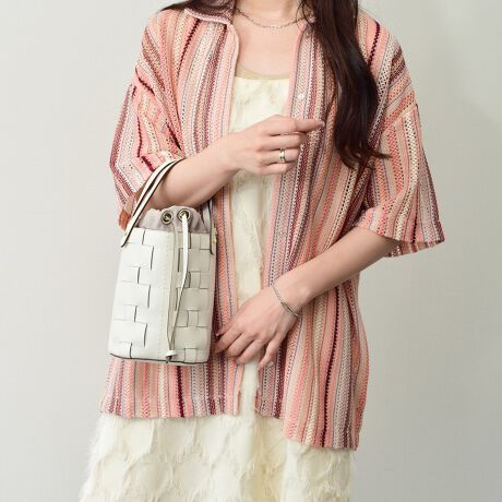 [^:Q56505]2002NC^AAAubcHBɂđnƂꂽuhAXebBfUCAp^[At@ubNAD܂œOꂵMade in italyɂA_ŃX^CbVȃtHɃtF~jȗvfꂽfUC͉B𒆐SɂƂĂlC܂B҂ݍ݃U[̃fUCIȃU[~joPbgobÓAɋВ܂tĂ̂|CgBXgbvtBYߒɐLYꍇ܂B܂fނ̓A኱̐FACꂪꍇ܂A͑fނ̓ƂȂ܂BBě̓ɂFČꍇ܂ B܂Aql̂gPCj^[X}[gtHʂȂǂ̊ɂFۂ̏iƈČꍇ܂B\߂BTCYZ(\L)͂܂ŖڈƂȂ܂B:14cm:19cm}`:9cm荂:10cmV_[Xgbv̒:102-130cmd:330g