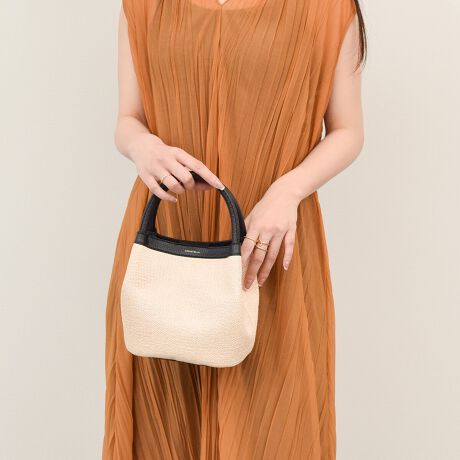 [^:Q56510]2002NC^AAAubcHBɂđnƂꂽuhAXebBfUCAp^[At@ubNAD܂œOꂵMade in italyɂA_ŃX^CbVȃtHɃtF~jȗvfꂽfUC͉B𒆐SɂƂĂlC܂BtBAƃU[̃Rrl[VtĂ炵ۂ̃nhobOłBYߒɐLYꍇ܂B܂fނ̓A኱̐FACꂪꍇ܂A͑fނ̓ƂȂ܂BBě̓ɂFČꍇ܂ B܂Aql̂gPCj^[X}[gtHʂȂǂ̊ɂFۂ̏iƈČꍇ܂B\߂BTCYZ(\L)͂܂ŖڈƂȂ܂B:18cm:19cm}`:12cm荂:10cmV_[Xgbv̒:102-130cmd:400g