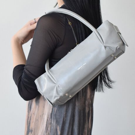 [^:Q56337]fUCi[Christian Villa (NX` B)ɂāA2013NɒãuhBt@bVƊEŒN|ꂽôƁAC^A̓`IȋZpɂ葽@\t@bViuȃU[obOĂĂ܂BtH̃U[nhobÓAJLg肪ǂłB悭̂郌U[iȈۂłBYߒɐLYꍇ܂B܂fނ̓A኱̐FACꂪꍇ܂A͑fނ̓ƂȂ܂BBě̓ɂFČꍇ܂ B܂Aql̂gPCj^[X}[gtHʂȂǂ̊ɂFۂ̏iƈČꍇ܂B\߂BTCYZ(\L)͂܂ŖڈƂȂ܂B:30-35cm:12cm}`:10cm荂:16cmd:350g