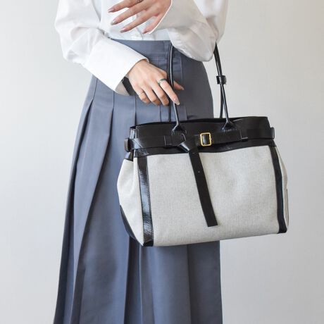 [^:Q56339]fUCi[Christian Villa (NX` B)ɂāA2013NɒãuhBt@bVƊEŒN|ꂽôƁAC^A̓`IȋZpɂ葽@\t@bViuȃU[obOĂĂ܂B̂郌U[ƃLoX̑gݍ킹CŏtĂ炵g[gobOłBYߒɐLYꍇ܂B܂fނ̓A኱̐FACꂪꍇ܂A͑fނ̓ƂȂ܂BBě̓ɂFČꍇ܂ B܂Aql̂gPCj^[X}[gtHʂȂǂ̊ɂFۂ̏iƈČꍇ܂B\߂BTCYZ(\L)͂܂ŖڈƂȂ܂B:34.5cm:28cm}`:16.5cm荂:21cmd:670g