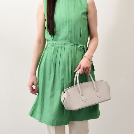 [^:Q56405]fUCi[Christian Villa (NX` B)ɂāA2013NɒãuhBt@bVƊEŒN|ꂽôƁAC^A̓`IȋZpɂ葽@\t@bViuȃU[obOĂĂ܂Bx[VbNȃfUC̃VNU[nhobÓAÔȂfUCȂ̂ŁAg܂BYߒɐLYꍇ܂B܂fނ̓A኱̐FACꂪꍇ܂A͑fނ̓ƂȂ܂BBě̓ɂFČꍇ܂ B܂Aql̂gPCj^[X}[gtHʂȂǂ̊ɂFۂ̏iƈČꍇ܂B\߂BTCYZ(\L)͂܂ŖڈƂȂ܂B:28.5-41cm:15.5cm}`:15.5cm荂:8cmV_[Xgbv̒:105-124cmd:710g