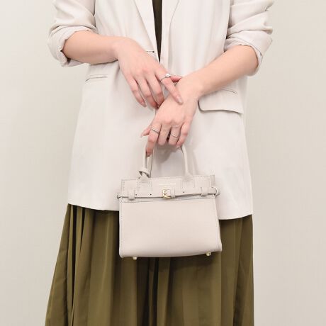 [^:Q56406]fUCi[Christian Villa (NX` B)ɂāA2013NɒãuhBt@bVƊEŒN|ꂽôƁAC^A̓`IȋZpɂ葽@\t@bViuȃU[obOĂĂ܂Bx[VbNȃfUC̃U[nhobÓAÔȂfUCȂ̂ŁAg܂BYߒɐLYꍇ܂B܂fނ̓A኱̐FACꂪꍇ܂A͑fނ̓ƂȂ܂BBě̓ɂFČꍇ܂ B܂Aql̂gPCj^[X}[gtHʂȂǂ̊ɂFۂ̏iƈČꍇ܂B\߂BTCYZ(\L)͂܂ŖڈƂȂ܂B:18-20.5cm:16cm}`:9cm荂:9cmV_[Xgbv̒:96-110cmd:470g