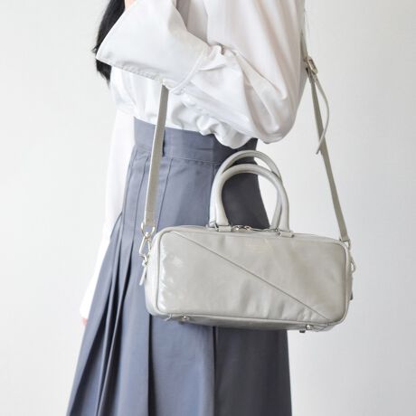 [^:Q56433]fUCi[Christian Villa (NX` B)ɂāA2013NɒãuhBt@bVƊEŒN|ꂽôƁAC^A̓`IȋZpɂ葽@\t@bViuȃU[obOĂĂ܂B΂߂̐؂ւIȃnhobÓAVvȃfUCȂ̂ŁAg܂BYߒɐLYꍇ܂B܂fނ̓A኱̐FACꂪꍇ܂A͑fނ̓ƂȂ܂BBě̓ɂFČꍇ܂ B܂Aql̂gPCj^[X}[gtHʂȂǂ̊ɂFۂ̏iƈČꍇ܂B\߂BTCYZ(\L)͂܂ŖڈƂȂ܂B:26cm:11cm}`:9cm荂:13cmV_[Xgbv̒:94-108cmd:360g