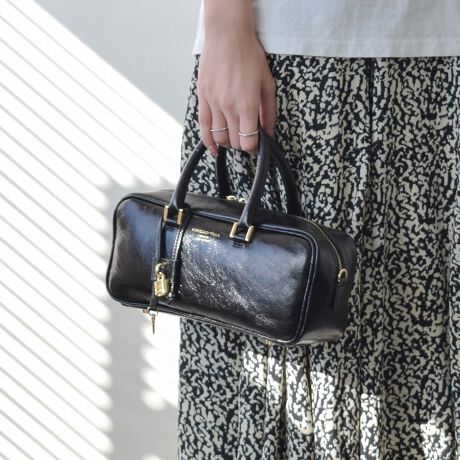 [^:Q56434]fUCi[Christian Villa (NX` B)ɂāA2013NɒãuhBt@bVƊEŒN|ꂽôƁAC^A̓`IȋZpɂ葽@\t@bViuȃU[obOĂĂ܂BtH̃U[nhobÓAJLg肪ǂłB悭̂郌U[ƃiCniȈۂłBYߒɐLYꍇ܂B܂fނ̓A኱̐FACꂪꍇ܂A͑fނ̓ƂȂ܂BBě̓ɂFČꍇ܂ B܂Aql̂gPCj^[X}[gtHʂȂǂ̊ɂFۂ̏iƈČꍇ܂B\߂BTCYZ(\L)͂܂ŖڈƂȂ܂B:26.5cm:12.5cm}`:9.5cm荂:13cmV_[Xgbv̒:94-108cmd:390g