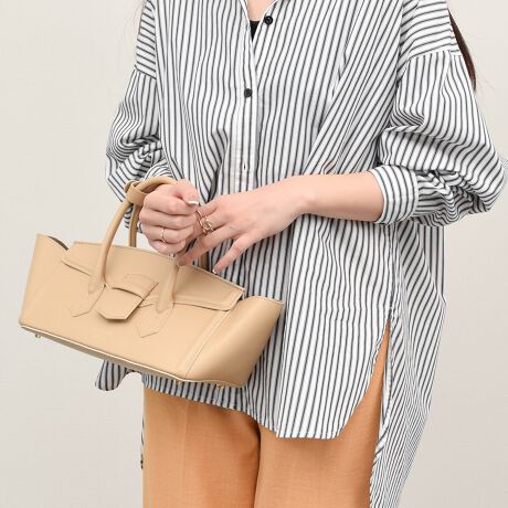 [^:Q56435]fUCi[Christian Villa (NX` B)ɂāA2013NɒãuhBt@bVƊEŒN|ꂽôƁAC^A̓`IȋZpɂ葽@\t@bViuȃU[obOĂĂ܂Bx[VbNŖÔȂfUCȂ̂ŁAg܂BYߒɐLYꍇ܂B܂fނ̓A኱̐FACꂪꍇ܂A͑fނ̓ƂȂ܂BBě̓ɂFČꍇ܂ B܂Aql̂gPCj^[X}[gtHʂȂǂ̊ɂFۂ̏iƈČꍇ܂B\߂BTCYZ(\L)͂܂ŖڈƂȂ܂B:28.5-41cm:14-15.5cm}`:15.5cm荂:8cmV_[Xgbv̒:105-124cmd:640g