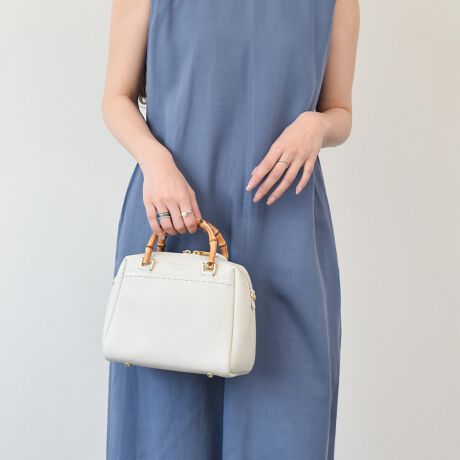 [^:Q56438]fUCi[Christian Villa (NX` B)ɂāA2013NɒãuhBt@bVƊEŒN|ꂽôƁAC^A̓`IȋZpɂ葽@\t@bViuȃU[obOĂĂ܂Bou[nhĂ炵͋C̃~j{XgobÓAVvȃfUCŒg܂BYߒɐLYꍇ܂B܂fނ̓A኱̐FACꂪꍇ܂A͑fނ̓ƂȂ܂BBě̓ɂFČꍇ܂ B܂Aql̂gPCj^[X}[gtHʂȂǂ̊ɂFۂ̏iƈČꍇ܂B\߂BTCYZ(\L)͂܂ŖڈƂȂ܂B:22cm:20cm}`:12.5cm荂:5cmV_[Xgbv̒:106cmd:490g