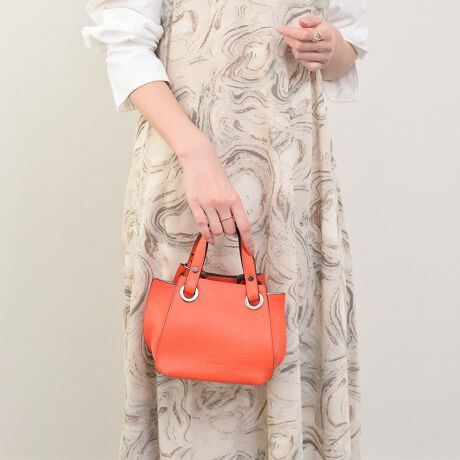 [^:Q56500]1967NnƂV܃obO[J[BN|ĂC^A̐ElZɂăp[jL̃fUC𐶂ݏoĂ܂BYׂ͂ĕ~nɂ鎩ЍHłƂ|V[тAi̊Ǘɂd_uĂ܂ByE_炩E@\Ix[XɁAVvȃfUCɏ炵ƃgbhobORNVƂȂĂ܂BԂȃTCYƃtH킢~jnhobÓAVNU[̃\tgȎIłBYߒɐLYꍇ܂B܂fނ̓A኱̐FACꂪꍇ܂A͑fނ̓ƂȂ܂BBě̓ɂFČꍇ܂ B܂Aql̂gPCj^[X}[gtHʂȂǂ̊ɂFۂ̏iƈČꍇ܂B\߂BTCYZ(\L)͂܂ŖڈƂȂ܂B:14-22cm:14.5cm}`:15cm荂:9cmV_[Xgbv̒:61-114cmd:420g