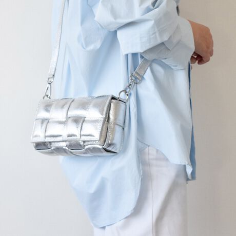 [^:Q56415]ANDREA CARDONEiAhA Jhlj̓U[ƊEŁA50N̗jC^ÃobOuhłB͑SăC^AYɂAiƗD낳˔fUĆAi|_ɐYAłMADE IN ITALYɂĂ܂BE̍xZNgVbvŎ舵Ă܂B ڂ̃U[Cg`[gIȃV_[obOłB|PbgtBYߒɐLYꍇ܂B܂fނ̓A኱̐FACꂪꍇ܂A͑fނ̓ƂȂ܂BBě̓ɂFČꍇ܂ B܂Aql̂gPCj^[X}[gtHʂȂǂ̊ɂFۂ̏iƈČꍇ܂B\߂BTCYZ(\L)͂܂ŖڈƂȂ܂B:21cm:12cm}`:6cmV_[Xgbv̒:134-153cmd:540g