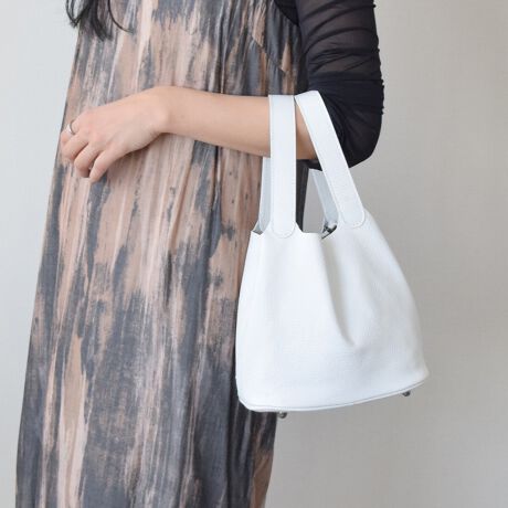 [^:Q56512]ANDREA CARDONEiAhA Jhlj̓U[ƊEŁA50N̗jC^ÃobOuhłB͑SăC^AYɂAiƗD낳˔fUĆAi|_ɐYAłMADE IN ITALYɂĂ܂BE̍xZNgVbvŎ舵Ă܂B VvȃU[oPbgobÓAÔȂfUCȂ̂ŁAg܂BYߒɐLYꍇ܂B܂fނ̓A኱̐FACꂪꍇ܂A͑fނ̓ƂȂ܂BBě̓ɂFČꍇ܂ B܂Aql̂gPCj^[X}[gtHʂȂǂ̊ɂFۂ̏iƈČꍇ܂B\߂BTCYZ(\L)͂܂ŖڈƂȂ܂B:20.5cm:18.5cm}`:15.5cm荂:16cmd:490g