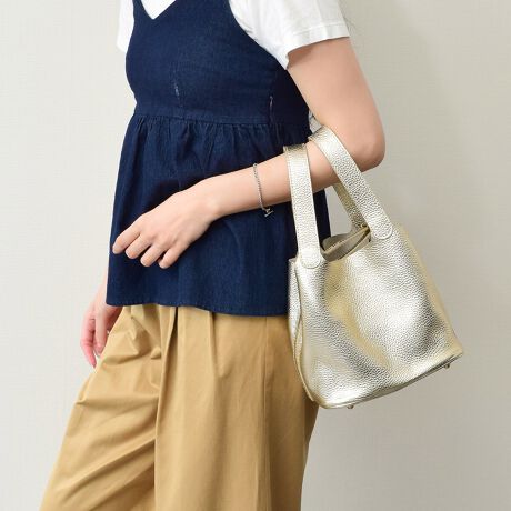 [^:Q56513]ANDREA CARDONEiAhA Jhlj̓U[ƊEŁA50N̗jC^ÃobOuhłB͑SăC^AYɂAiƗD낳˔fUĆAi|_ɐYAłMADE IN ITALYɂĂ܂BE̍xZNgVbvŎ舵Ă܂B tĂ炵fފ̃oPbgobÓAVvȃfUCŎg̗ǂobOłBYߒɐLYꍇ܂B܂fނ̓A኱̐FACꂪꍇ܂A͑fނ̓ƂȂ܂BBě̓ɂFČꍇ܂ B܂Aql̂gPCj^[X}[gtHʂȂǂ̊ɂFۂ̏iƈČꍇ܂B\߂BTCYZ(\L)͂܂ŖڈƂȂ܂B:20.5cm:18.5cm}`:15.5cm荂:16cmd:490g