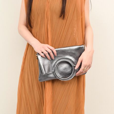 [^:Q56600]ANDREA CARDONEiAhA Jhlj̓U[ƊEŁA50N̗jC^ÃobOuhłB͑SăC^AYɂAiƗD낳˔fUĆAi|_ɐYAłMADE IN ITALYɂĂ܂BE̍xZNgVbvŎ舵Ă܂B EhnhIȃ^bNU[obÓA܂ɂăV_[obOƂĂg܂BYߒɐLYꍇ܂B܂fނ̓A኱̐FACꂪꍇ܂A͑fނ̓ƂȂ܂BBě̓ɂFČꍇ܂ B܂Aql̂gPCj^[X}[gtHʂȂǂ̊ɂFۂ̏iƈČꍇ܂B\߂BTCYZ(\L)͂܂ŖڈƂȂ܂B:30cm:20-26cm荂:10cmV_[Xgbv̒:69-122cmd:560g