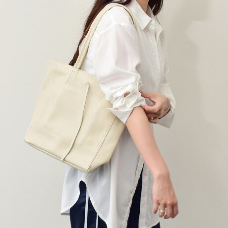 [^:Q56603]ANDREA CARDONEiAhA Jhlj̓U[ƊEŁA50N̗jC^ÃobOuhłB͑SăC^AYɂAiƗD낳˔fUĆAi|_ɐYAłMADE IN ITALYɂĂ܂BE̍xZNgVbvŎ舵Ă܂B x[VbNȌ`̃g[gobO͖ÔȂfUCȂ̂ŁAg܂BYߒɐLYꍇ܂B܂fނ̓A኱̐FACꂪꍇ܂A͑fނ̓ƂȂ܂BBě̓ɂFČꍇ܂ B܂Aql̂gPCj^[X}[gtHʂȂǂ̊ɂFۂ̏iƈČꍇ܂B\߂BTCYZ(\L)͂܂ŖڈƂȂ܂B:24.5-33cm:28.5cm}`:9cm荂:24cmd:490g