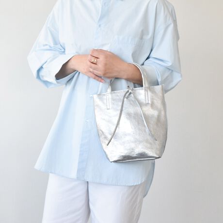 [^:Q56604]ANDREA CARDONEiAhA Jhlj̓U[ƊEŁA50N̗jC^ÃobOuhłB͑SăC^AYɂAiƗD낳˔fUĆAi|_ɐYAłMADE IN ITALYɂĂ܂BE̍xZNgVbvŎ舵Ă܂B x[VbNȌ`̃g[gobO͖ÔȂfUCȂ̂ŁAg܂BYߒɐLYꍇ܂B܂fނ̓A኱̐FACꂪꍇ܂A͑fނ̓ƂȂ܂BBě̓ɂFČꍇ܂ B܂Aql̂gPCj^[X}[gtHʂȂǂ̊ɂFۂ̏iƈČꍇ܂B\߂BTCYZ(\L)͂܂ŖڈƂȂ܂B:16cm:22cm}`:10cm荂:9cmV_[Xgbv̒:118cmd:280g