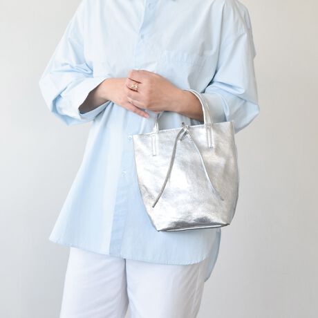 [^:Q56604]ANDREA CARDONEiAhA Jhlj̓U[ƊEŁA50N̗jC^ÃobOuhłB͑SăC^AYɂAiƗD낳˔fUĆAi|_ɐYAłMADE IN ITALYɂĂ܂BE̍xZNgVbvŎ舵Ă܂B x[VbNȌ`̃g[gobO͖ÔȂfUCȂ̂ŁAg܂BYߒɐLYꍇ܂B܂fނ̓A኱̐FACꂪꍇ܂A͑fނ̓ƂȂ܂BBě̓ɂFČꍇ܂ B܂Aql̂gPCj^[X}[gtHʂȂǂ̊ɂFۂ̏iƈČꍇ܂B\߂BTCYZ(\L)͂܂ŖڈƂȂ܂B:16cm:22cm}`:10cm荂:9cmV_[Xgbv̒:118cmd:280g