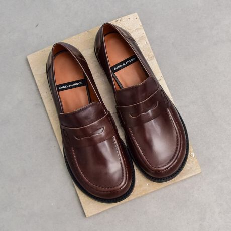 [^:D51616]ANGEL ALARCON (Aw AR)́AXyC̕wlCuhłB1999NɃX^[gfUC琶Y܂ňтăXyCōsĂ܂BɖASnǂ͓IȌC𗚂Ă炢ƂÔƁA݂ł̓[bp݂̂Ȃ炸AI[XgAAJi_A{ƓWJ𐢊E֍LĂ܂B{̌`ɋ߂Iu[NgE̗p[t@[́AƂSnłBVvȃfUCŃfC[Ɋ􂵂ĂꑫBATTENTIONECɕیV[\Ăꍇ܂Bp̍ۂ͔ĂgpB܂Ai̍ۂɕیV[ꕔꍇ܂BEVRfނgpĂꍇAL̂ɂ\܂Asǂł͂܂BCɂȂꍇ͕ʂ̗ǂꏊɒuĂƌy邩Ǝv܂̂łBEv̕\ʂ̓LYt₷ׁA舵ɂ͏\ɂӂBJȂǂŔGꂽꍇAFڂ肷ꍇ܂B܂v̕iێ̂߁AȂׂG炳Ȃ悤ӉBEYߒɐ鑽̃LYVꍇ܂B܂fނ̓A኱̐FCꂪꍇ܂Apɂ͖育܂BEAɑjꍇ܂iɉe͂܂BEBě̓ɂFČꍇ܂ B܂Aql̂gPCj^[X}[gtHʂȂǂ̊ɂFۂ̏iƈČꍇ܂BETCYZ(\L)͂܂ŖڈƂȂ܂B̌`ɂKTCY̌l܂Bd:306g