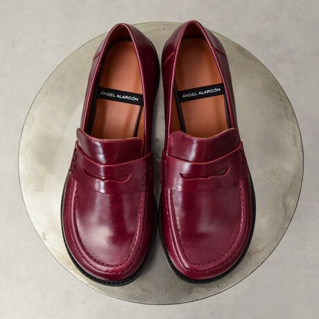 [^:D51616]ANGEL ALARCON (Aw AR)́AXyC̕wlCuhłB1999NɃX^[gfUC琶Y܂ňтăXyCōsĂ܂BɖASnǂ͓IȌC𗚂Ă炢ƂÔƁA݂ł̓[bp݂̂Ȃ炸AI[XgAAJi_A{ƓWJ𐢊E֍LĂ܂B{̌`ɋ߂Iu[NgE̗p[t@[́AƂSnłBVvȃfUCŃfC[Ɋ􂵂ĂꑫBATTENTIONECɕیV[\Ăꍇ܂Bp̍ۂ͔ĂgpB܂Ai̍ۂɕیV[ꕔꍇ܂BEVRfނgpĂꍇAL̂ɂ\܂Asǂł͂܂BCɂȂꍇ͕ʂ̗ǂꏊɒuĂƌy邩Ǝv܂̂łBEv̕\ʂ̓LYt₷ׁA舵ɂ͏\ɂӂBJȂǂŔGꂽꍇAFڂ肷ꍇ܂B܂v̕iێ̂߁AȂׂG炳Ȃ悤ӉBEYߒɐ鑽̃LYVꍇ܂B܂fނ̓A኱̐FCꂪꍇ܂Apɂ͖育܂BEAɑjꍇ܂iɉe͂܂BEBě̓ɂFČꍇ܂ B܂Aql̂gPCj^[X}[gtHʂȂǂ̊ɂFۂ̏iƈČꍇ܂BETCYZ(\L)͂܂ŖڈƂȂ܂B̌`ɂKTCY̌l܂Bd:306g