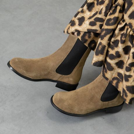 [^:D53005]ANGEL ALARCON (Aw AR)́AXyC̕wlCuhłB1999NɃX^[gfUC琶Y܂ňтăXyCōsĂ܂BɖASnǂ͓IȌC𗚂Ă炢ƂÔƁA݂ł̓[bp݂̂Ȃ炸AI[XgAAJi_A{ƓWJ𐢊E֍LĂ܂B{̌`ɋ߂Iu[NgE̗pTChSAu[ćAƂSnłBVvȃfUCŃfC[Ɋ􂵂ĂꑫBATTENTIONECɕیV[\Ăꍇ܂Bp̍ۂ͔ĂgpB܂Ai̍ۂɕیV[ꕔꍇ܂BEVRfނgpĂꍇAL̂ɂ\܂Asǂł͂܂BCɂȂꍇ͕ʂ̗ǂꏊɒuĂƌy邩Ǝv܂̂łBEv̕\ʂ̓LYt₷ׁA舵ɂ͏\ɂӂBJȂǂŔGꂽꍇAFڂ肷ꍇ܂B܂v̕iێ̂߁AȂׂG炳Ȃ悤ӉBEYߒɐ鑽̃LYVꍇ܂B܂fނ̓A኱̐FCꂪꍇ܂Apɂ͖育܂BEAɑjꍇ܂iɉe͂܂BEBě̓ɂFČꍇ܂ B܂Aql̂gPCj^[X}[gtHʂȂǂ̊ɂFۂ̏iƈČꍇ܂BETCYZ(\L)͂܂ŖڈƂȂ܂B̌`ɂKTCY̌l܂B:14.5cm:21cmd:328g