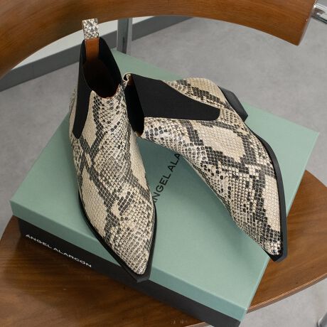 [^:D53008]ANGEL ALARCON (Aw AR)́AXyC̕wlCuhłB1999NɃX^[gfUC琶Y܂ňтăXyCōsĂ܂BɖASnǂ͓IȌC𗚂Ă炢ƂÔƁA݂ł̓[bp݂̂Ȃ炸AI[XgAAJi_A{ƓWJ𐢊E֍LĂ܂Bq[̌`gEVFCvEGX^eCXgȃ|CebhgẼTChSAu[cłBATTENTIONECɕیV[\Ăꍇ܂Bp̍ۂ͔ĂgpB܂Ai̍ۂɕیV[ꕔꍇ܂BEVRfނgpĂꍇAL̂ɂ\܂Asǂł͂܂BCɂȂꍇ͕ʂ̗ǂꏊɒuĂƌy邩Ǝv܂̂łBEv̕\ʂ̓LYt₷ׁA舵ɂ͏\ɂӂBJȂǂŔGꂽꍇAFڂ肷ꍇ܂B܂v̕iێ̂߁AȂׂG炳Ȃ悤ӉBEYߒɐ鑽̃LYVꍇ܂B܂fނ̓A኱̐FCꂪꍇ܂Apɂ͖育܂BEAɑjꍇ܂iɉe͂܂BEBě̓ɂFČꍇ܂ B܂Aql̂gPCj^[X}[gtHʂȂǂ̊ɂFۂ̏iƈČꍇ܂BETCYZ(\L)͂܂ŖڈƂȂ܂B̌`ɂKTCY̌l܂B:12cm:20cmd:280g