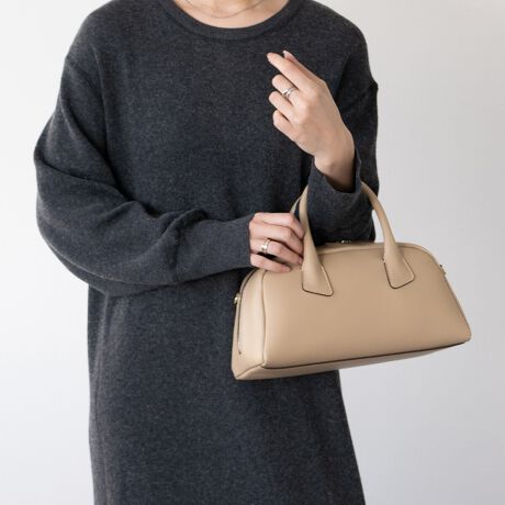 [^:Q56381]2002NC^AAAubcHBɂđnƂꂽuhAXebBfUCAp^[At@ubNAD܂œOꂵMade in italyɂA_ŃX^CbVȃtHɃtF~jȗvfꂽfUC͉B𒆐SɂƂĂlC܂BVvȃfUC̃U[nhobÓAÔȂfUCȂ̂ŁAg܂BATTENTIONEVRfނgpĂꍇAL̂ɂ\܂Asǂł͂܂BCɂȂꍇ͕ʂ̗ǂꏊɒuĂƌy邩Ǝv܂̂łBEv̕\ʂ̓LYt₷ׁA舵ɂ͏\ɂӂBJȂǂŔGꂽꍇAFڂ肷ꍇ܂B܂v̕iێ̂߁AȂׂG炳Ȃ悤ӉBEYߒɐ鑽̃LYVꍇ܂B܂fނ̓A኱̐FCꂪꍇ܂Apɂ͖育܂BEBě̓ɂFČꍇ܂ B܂Aql̂gPCj^[X}[gtHʂȂǂ̊ɂFۂ̏iƈČꍇ܂BETCYZ(\L)͂܂ŖڈƂȂ܂B:22-30cm:14cm}`:12cm荂:10cmV_[Xgbv̒:98-126cmd:500g