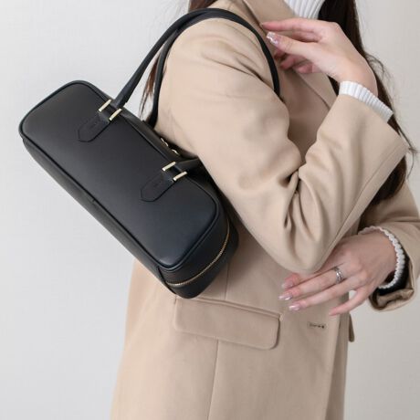 [^:Q56382]2002NC^AAAubcHBɂđnƂꂽuhAXebBfUCAp^[At@ubNAD܂œOꂵMade in italyɂA_ŃX^CbVȃtHɃtF~jȗvfꂽfUC͉B𒆐SɂƂĂlC܂BN炵[h̃ChVGbgIȃU[obOłBXgbvtBt@Xi[t|Pbg~1BATTENTIONEVRfނgpĂꍇAL̂ɂ\܂Asǂł͂܂BCɂȂꍇ͕ʂ̗ǂꏊɒuĂƌy邩Ǝv܂̂łBEv̕\ʂ̓LYt₷ׁA舵ɂ͏\ɂӂBJȂǂŔGꂽꍇAFڂ肷ꍇ܂B܂v̕iێ̂߁AȂׂG炳Ȃ悤ӉBEYߒɐ鑽̃LYVꍇ܂B܂fނ̓A኱̐FCꂪꍇ܂Apɂ͖育܂BEBě̓ɂFČꍇ܂ B܂Aql̂gPCj^[X}[gtHʂȂǂ̊ɂFۂ̏iƈČꍇ܂BETCYZ(\L)͂܂ŖڈƂȂ܂B:28-31cm:11cm}`:9.5cm荂:24cmV_[Xgbv̒:96-124cmd:490g