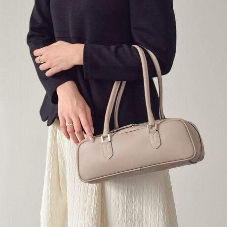 [^:Q56382]2002NC^AAAubcHBɂđnƂꂽuhAXebBfUCAp^[At@ubNAD܂œOꂵMade in italyɂA_ŃX^CbVȃtHɃtF~jȗvfꂽfUC͉B𒆐SɂƂĂlC܂BN炵[h̃ChVGbgIȃU[obOłBXgbvtBt@Xi[t|Pbg~1BATTENTIONEVRfނgpĂꍇAL̂ɂ\܂Asǂł͂܂BCɂȂꍇ͕ʂ̗ǂꏊɒuĂƌy邩Ǝv܂̂łBEv̕\ʂ̓LYt₷ׁA舵ɂ͏\ɂӂBJȂǂŔGꂽꍇAFڂ肷ꍇ܂B܂v̕iێ̂߁AȂׂG炳Ȃ悤ӉBEYߒɐ鑽̃LYVꍇ܂B܂fނ̓A኱̐FCꂪꍇ܂Apɂ͖育܂BEBě̓ɂFČꍇ܂ B܂Aql̂gPCj^[X}[gtHʂȂǂ̊ɂFۂ̏iƈČꍇ܂BETCYZ(\L)͂܂ŖڈƂȂ܂B:28-31cm:11cm}`:9.5cm荂:24cmV_[Xgbv̒:96-124cmd:490g