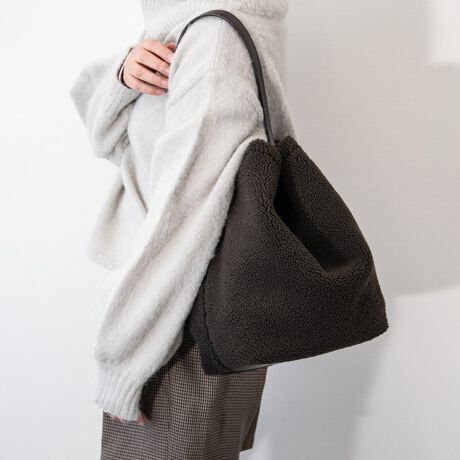 [^:Q56383]2002NC^AAAubcHBɂđnƂꂽuhAXebBfUCAp^[At@ubNAD܂œOꂵMade in italyɂA_ŃX^CbVȃtHɃtF~jȗvfꂽfUC͉B𒆐SɂƂĂlC܂B[gƃU[̃Rrl[VtF~jȕ͋C̃oPbgobOłBXgbvtBATTENTIONEVRfނgpĂꍇAL̂ɂ\܂Asǂł͂܂BCɂȂꍇ͕ʂ̗ǂꏊɒuĂƌy邩Ǝv܂̂łBEv̕\ʂ̓LYt₷ׁA舵ɂ͏\ɂӂBJȂǂŔGꂽꍇAFڂ肷ꍇ܂B܂v̕iێ̂߁AȂׂG炳Ȃ悤ӉBEYߒɐ鑽̃LYVꍇ܂B܂fނ̓A኱̐FCꂪꍇ܂Apɂ͖育܂BEBě̓ɂFČꍇ܂ B܂Aql̂gPCj^[X}[gtHʂȂǂ̊ɂFۂ̏iƈČꍇ܂BETCYZ(\L)͂܂ŖڈƂȂ܂B:21-44cm:31cm}`:13cm荂:18cmV_[Xgbv̒:93-121cmd:470g