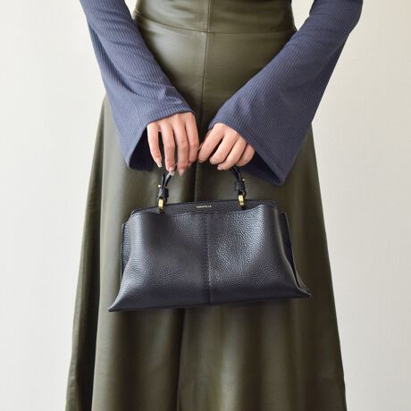 [^:Q56385]2002NC^AAAubcHBɂđnƂꂽuhAXebBfUCAp^[At@ubNAD܂œOꂵMade in italyɂA_ŃX^CbVȃtHɃtF~jȗvfꂽfUC͉B𒆐SɂƂĂlC܂Bx[VbNȃfUCŃfC[ɂg܂BXgbvtBATTENTIONEVRfނgpĂꍇAL̂ɂ\܂Asǂł͂܂BCɂȂꍇ͕ʂ̗ǂꏊɒuĂƌy邩Ǝv܂̂łBEv̕\ʂ̓LYt₷ׁA舵ɂ͏\ɂӂBJȂǂŔGꂽꍇAFڂ肷ꍇ܂B܂v̕iێ̂߁AȂׂG炳Ȃ悤ӉBEYߒɐ鑽̃LYVꍇ܂B܂fނ̓A኱̐FCꂪꍇ܂Apɂ͖育܂BEBě̓ɂFČꍇ܂ B܂Aql̂gPCj^[X}[gtHʂȂǂ̊ɂFۂ̏iƈČꍇ܂BETCYZ(\L)͂܂ŖڈƂȂ܂B:26-32cm:17cm}`:10.5cm荂:6.5cmV_[Xgbv̒:96-124cmd:570g