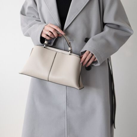 [^:Q56385]2002NC^AAAubcHBɂđnƂꂽuhAXebBfUCAp^[At@ubNAD܂œOꂵMade in italyɂA_ŃX^CbVȃtHɃtF~jȗvfꂽfUC͉B𒆐SɂƂĂlC܂Bx[VbNȃfUCŃfC[ɂg܂BXgbvtBATTENTIONEVRfނgpĂꍇAL̂ɂ\܂Asǂł͂܂BCɂȂꍇ͕ʂ̗ǂꏊɒuĂƌy邩Ǝv܂̂łBEv̕\ʂ̓LYt₷ׁA舵ɂ͏\ɂӂBJȂǂŔGꂽꍇAFڂ肷ꍇ܂B܂v̕iێ̂߁AȂׂG炳Ȃ悤ӉBEYߒɐ鑽̃LYVꍇ܂B܂fނ̓A኱̐FCꂪꍇ܂Apɂ͖育܂BEBě̓ɂFČꍇ܂ B܂Aql̂gPCj^[X}[gtHʂȂǂ̊ɂFۂ̏iƈČꍇ܂BETCYZ(\L)͂܂ŖڈƂȂ܂B:26-32cm:17cm}`:10.5cm荂:6.5cmV_[Xgbv̒:96-124cmd:570g