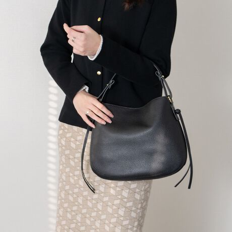 [^:Q56386]2002NC^AAAubcHBɂđnƂꂽuhAXebBfUCAp^[At@ubNAD܂œOꂵMade in italyɂA_ŃX^CbVȃtHɃtF~jȗvfꂽfUC͉B𒆐SɂƂĂlC܂BAS܂悢TCYAÔȂVvȃfUCŃfC[Ɋ􂵂ĂACełBXgbvtBATTENTIONEVRfނgpĂꍇAL̂ɂ\܂Asǂł͂܂BCɂȂꍇ͕ʂ̗ǂꏊɒuĂƌy邩Ǝv܂̂łBEv̕\ʂ̓LYt₷ׁA舵ɂ͏\ɂӂBJȂǂŔGꂽꍇAFڂ肷ꍇ܂B܂v̕iێ̂߁AȂׂG炳Ȃ悤ӉBEYߒɐ鑽̃LYVꍇ܂B܂fނ̓A኱̐FCꂪꍇ܂Apɂ͖育܂BEBě̓ɂFČꍇ܂ B܂Aql̂gPCj^[X}[gtHʂȂǂ̊ɂFۂ̏iƈČꍇ܂BETCYZ(\L)͂܂ŖڈƂȂ܂B:26-30cm:26cm}`:6cm荂:10-14cmV_[Xgbv̒:96-124cmd:590g