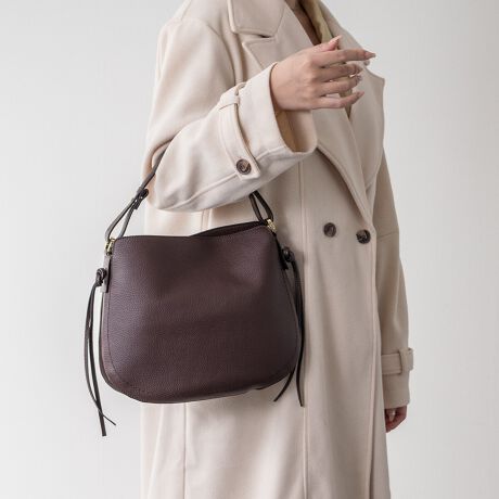 [^:Q56386]2002NC^AAAubcHBɂđnƂꂽuhAXebBfUCAp^[At@ubNAD܂œOꂵMade in italyɂA_ŃX^CbVȃtHɃtF~jȗvfꂽfUC͉B𒆐SɂƂĂlC܂BAS܂悢TCYAÔȂVvȃfUCŃfC[Ɋ􂵂ĂACełBXgbvtBATTENTIONEVRfނgpĂꍇAL̂ɂ\܂Asǂł͂܂BCɂȂꍇ͕ʂ̗ǂꏊɒuĂƌy邩Ǝv܂̂łBEv̕\ʂ̓LYt₷ׁA舵ɂ͏\ɂӂBJȂǂŔGꂽꍇAFڂ肷ꍇ܂B܂v̕iێ̂߁AȂׂG炳Ȃ悤ӉBEYߒɐ鑽̃LYVꍇ܂B܂fނ̓A኱̐FCꂪꍇ܂Apɂ͖育܂BEBě̓ɂFČꍇ܂ B܂Aql̂gPCj^[X}[gtHʂȂǂ̊ɂFۂ̏iƈČꍇ܂BETCYZ(\L)͂܂ŖڈƂȂ܂B:26-30cm:26cm}`:6cm荂:10-14cmV_[Xgbv̒:96-124cmd:590g