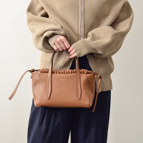 [^:Q56466]2002NC^AAAubcHBɂđnƂꂽuhAXebBfUCAp^[At@ubNAD܂œOꂵMade in italyɂA_ŃX^CbVȃtHɃtF~jȗvfꂽfUC͉B𒆐SɂƂĂlC܂BVvȃfUC̃U[nhobO̓ghɍEꂸg܂BXgbvtBt@Xi[t|Pbg~1BATTENTIONEVRfނgpĂꍇAL̂ɂ\܂Asǂł͂܂BCɂȂꍇ͕ʂ̗ǂꏊɒuĂƌy邩Ǝv܂̂łBEv̕\ʂ̓LYt₷ׁA舵ɂ͏\ɂӂBJȂǂŔGꂽꍇAFڂ肷ꍇ܂B܂v̕iێ̂߁AȂׂG炳Ȃ悤ӉBEYߒɐ鑽̃LYVꍇ܂B܂fނ̓A኱̐FCꂪꍇ܂Apɂ͖育܂BEBě̓ɂFČꍇ܂ B܂Aql̂gPCj^[X}[gtHʂȂǂ̊ɂFۂ̏iƈČꍇ܂BETCYZ(\L)͂܂ŖڈƂȂ܂B:24-32cm:18cm}`:12cm荂:13cmV_[Xgbv̒:98-126cmd:420g