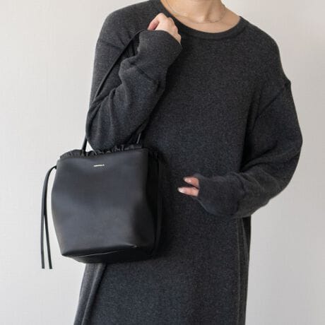 [^:Q56467]2002NC^AAAubcHBɂđnƂꂽuhAXebBfUCAp^[At@ubNAD܂œOꂵMade in italyɂA_ŃX^CbVȃtHɃtF~jȗvfꂽfUC͉B𒆐SɂƂĂlC܂B_炩ȎƋВ^̃tHtF~jȈۂłBXgbvtBt@Xi[t|Pbg~1BATTENTIONEVRfނgpĂꍇAL̂ɂ\܂Asǂł͂܂BCɂȂꍇ͕ʂ̗ǂꏊɒuĂƌy邩Ǝv܂̂łBEv̕\ʂ̓LYt₷ׁA舵ɂ͏\ɂӂBJȂǂŔGꂽꍇAFڂ肷ꍇ܂B܂v̕iێ̂߁AȂׂG炳Ȃ悤ӉBEYߒɐ鑽̃LYVꍇ܂B܂fނ̓A኱̐FCꂪꍇ܂Apɂ͖育܂BEBě̓ɂFČꍇ܂ B܂Aql̂gPCj^[X}[gtHʂȂǂ̊ɂFۂ̏iƈČꍇ܂BETCYZ(\L)͂܂ŖڈƂȂ܂B:17cm:26cm}`:11cm荂:26cmV_[Xgbv̒:95-123cmd:430g