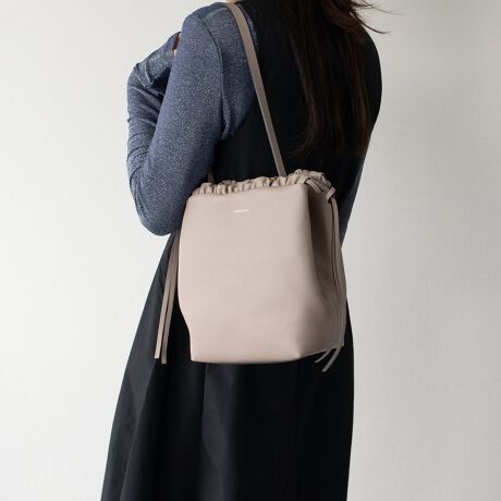 [^:Q56467]2002NC^AAAubcHBɂđnƂꂽuhAXebBfUCAp^[At@ubNAD܂œOꂵMade in italyɂA_ŃX^CbVȃtHɃtF~jȗvfꂽfUC͉B𒆐SɂƂĂlC܂B_炩ȎƋВ^̃tHtF~jȈۂłBXgbvtBt@Xi[t|Pbg~1BATTENTIONEVRfނgpĂꍇAL̂ɂ\܂Asǂł͂܂BCɂȂꍇ͕ʂ̗ǂꏊɒuĂƌy邩Ǝv܂̂łBEv̕\ʂ̓LYt₷ׁA舵ɂ͏\ɂӂBJȂǂŔGꂽꍇAFڂ肷ꍇ܂B܂v̕iێ̂߁AȂׂG炳Ȃ悤ӉBEYߒɐ鑽̃LYVꍇ܂B܂fނ̓A኱̐FCꂪꍇ܂Apɂ͖育܂BEBě̓ɂFČꍇ܂ B܂Aql̂gPCj^[X}[gtHʂȂǂ̊ɂFۂ̏iƈČꍇ܂BETCYZ(\L)͂܂ŖڈƂȂ܂B:17cm:26cm}`:11cm荂:26cmV_[Xgbv̒:95-123cmd:430g