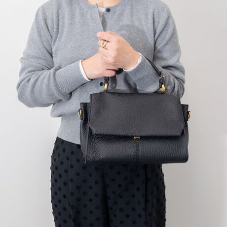 [^:Q56468]2002NC^AAAubcHBɂđnƂꂽuhAXebBfUCAp^[At@ubNAD܂œOꂵMade in italyɂA_ŃX^CbVȃtHɃtF~jȗvfꂽfUC͉B𒆐SɂƂĂlC܂BwʂɃ|[`tVNU[\tg̃tbvnhobOłBXgbvA|[`tBt@Xi[t|Pbg~1BI[v|Pbg~2BATTENTIONEVRfނgpĂꍇAL̂ɂ\܂Asǂł͂܂BCɂȂꍇ͕ʂ̗ǂꏊɒuĂƌy邩Ǝv܂̂łBEv̕\ʂ̓LYt₷ׁA舵ɂ͏\ɂӂBJȂǂŔGꂽꍇAFڂ肷ꍇ܂B܂v̕iێ̂߁AȂׂG炳Ȃ悤ӉBEYߒɐ鑽̃LYVꍇ܂B܂fނ̓A኱̐FCꂪꍇ܂Apɂ͖育܂BEBě̓ɂFČꍇ܂ B܂Aql̂gPCj^[X}[gtHʂȂǂ̊ɂFۂ̏iƈČꍇ܂BETCYZ(\L)͂܂ŖڈƂȂ܂B:27cm:21cm}`:10cm荂:10.5cmV_[Xgbv̒:98-127cmd:820g