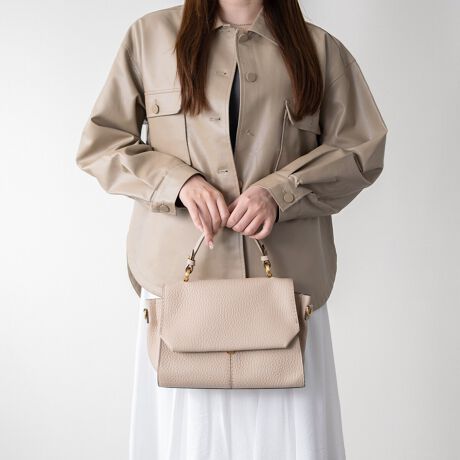 [^:Q56468]2002NC^AAAubcHBɂđnƂꂽuhAXebBfUCAp^[At@ubNAD܂œOꂵMade in italyɂA_ŃX^CbVȃtHɃtF~jȗvfꂽfUC͉B𒆐SɂƂĂlC܂BwʂɃ|[`tVNU[\tg̃tbvnhobOłBXgbvA|[`tBt@Xi[t|Pbg~1BI[v|Pbg~2BATTENTIONEVRfނgpĂꍇAL̂ɂ\܂Asǂł͂܂BCɂȂꍇ͕ʂ̗ǂꏊɒuĂƌy邩Ǝv܂̂łBEv̕\ʂ̓LYt₷ׁA舵ɂ͏\ɂӂBJȂǂŔGꂽꍇAFڂ肷ꍇ܂B܂v̕iێ̂߁AȂׂG炳Ȃ悤ӉBEYߒɐ鑽̃LYVꍇ܂B܂fނ̓A኱̐FCꂪꍇ܂Apɂ͖育܂BEBě̓ɂFČꍇ܂ B܂Aql̂gPCj^[X}[gtHʂȂǂ̊ɂFۂ̏iƈČꍇ܂BETCYZ(\L)͂܂ŖڈƂȂ܂B:27cm:21cm}`:10cm荂:10.5cmV_[Xgbv̒:98-127cmd:820g