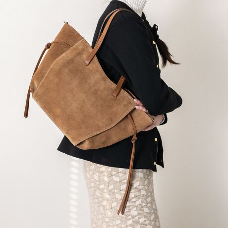 [^:Q56469]2002NC^AAAubcHBɂđnƂꂽuhAXebBfUCAp^[At@ubNAD܂œOꂵMade in italyɂA_ŃX^CbVȃtHɃtF~jȗvfꂽfUC͉B𒆐SɂƂĂlC܂BX[XU[ƃXG[hRrgg[gobO͑lۂ͋CłBJt@XitȂ̂|CgBXgbvtBt@Xi[t|Pbg~1BI[v|Pbg~2BATTENTIONEVRfނgpĂꍇAL̂ɂ\܂Asǂł͂܂BCɂȂꍇ͕ʂ̗ǂꏊɒuĂƌy邩Ǝv܂̂łBEv̕\ʂ̓LYt₷ׁA舵ɂ͏\ɂӂBJȂǂŔGꂽꍇAFڂ肷ꍇ܂B܂v̕iێ̂߁AȂׂG炳Ȃ悤ӉBEYߒɐ鑽̃LYVꍇ܂B܂fނ̓A኱̐FCꂪꍇ܂Apɂ͖育܂BEBě̓ɂFČꍇ܂ B܂Aql̂gPCj^[X}[gtHʂȂǂ̊ɂFۂ̏iƈČꍇ܂BETCYZ(\L)͂܂ŖڈƂȂ܂B:21-43cm:26cm}`:14cm荂:22cmV_[Xgbv̒:90-119cmd:780g